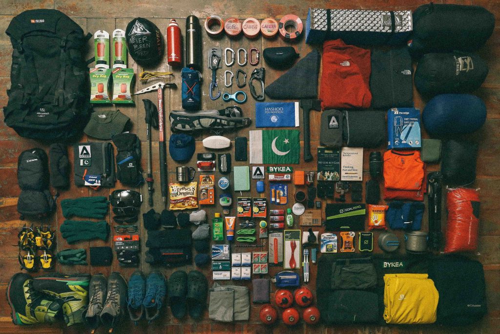 Équipement en montagne : le guide essentiel pour les randonneurs et alpinistes